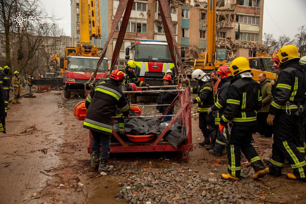 У Тернополі з-під завалів дістали тіла 2 дітей і дорослого - фото 4