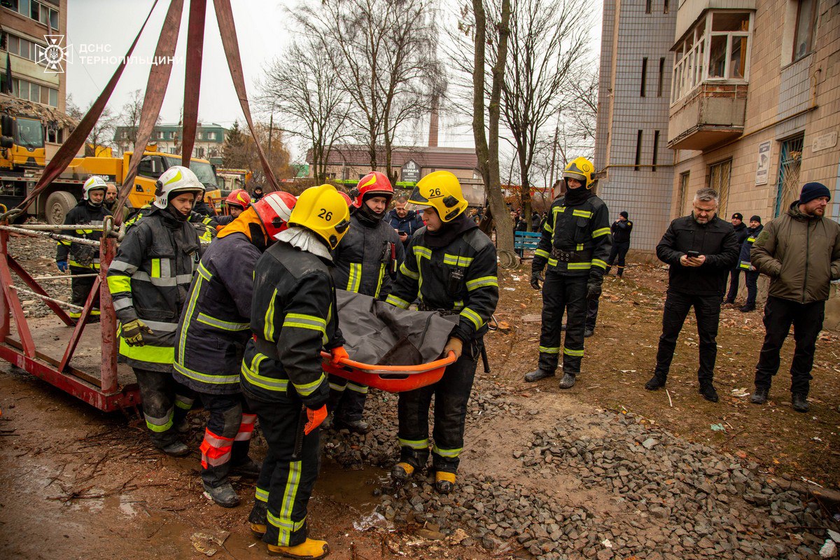 У Тернополі з-під завалів дістали тіла 2 дітей і дорослого - фото 5