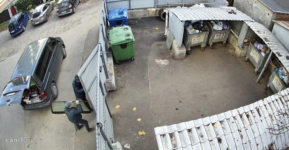 У Вінниці на сміттєвий майданчик викинули лобове скло