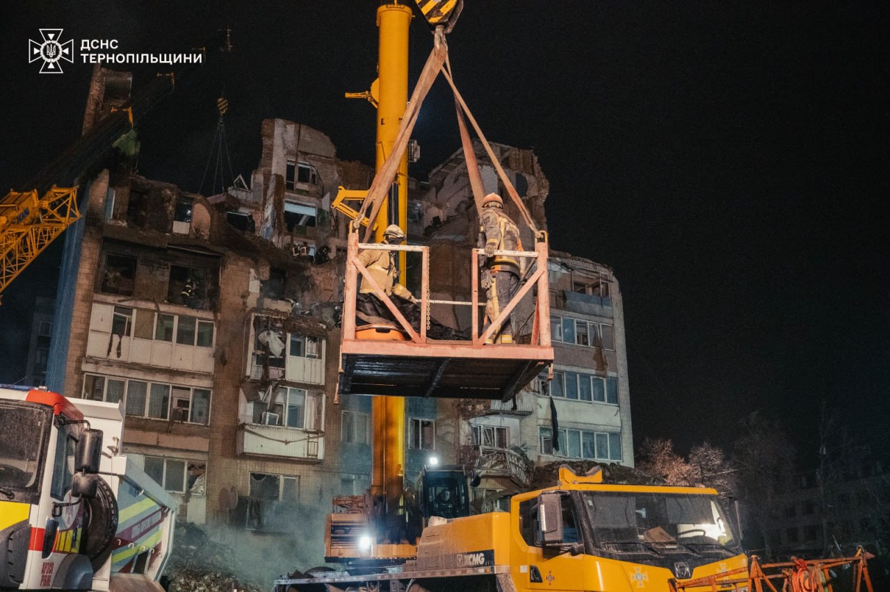 Тернопіль: під завалами знайшли тіло жінки, 7 осіб – досі зниклі безвісти - фото 6