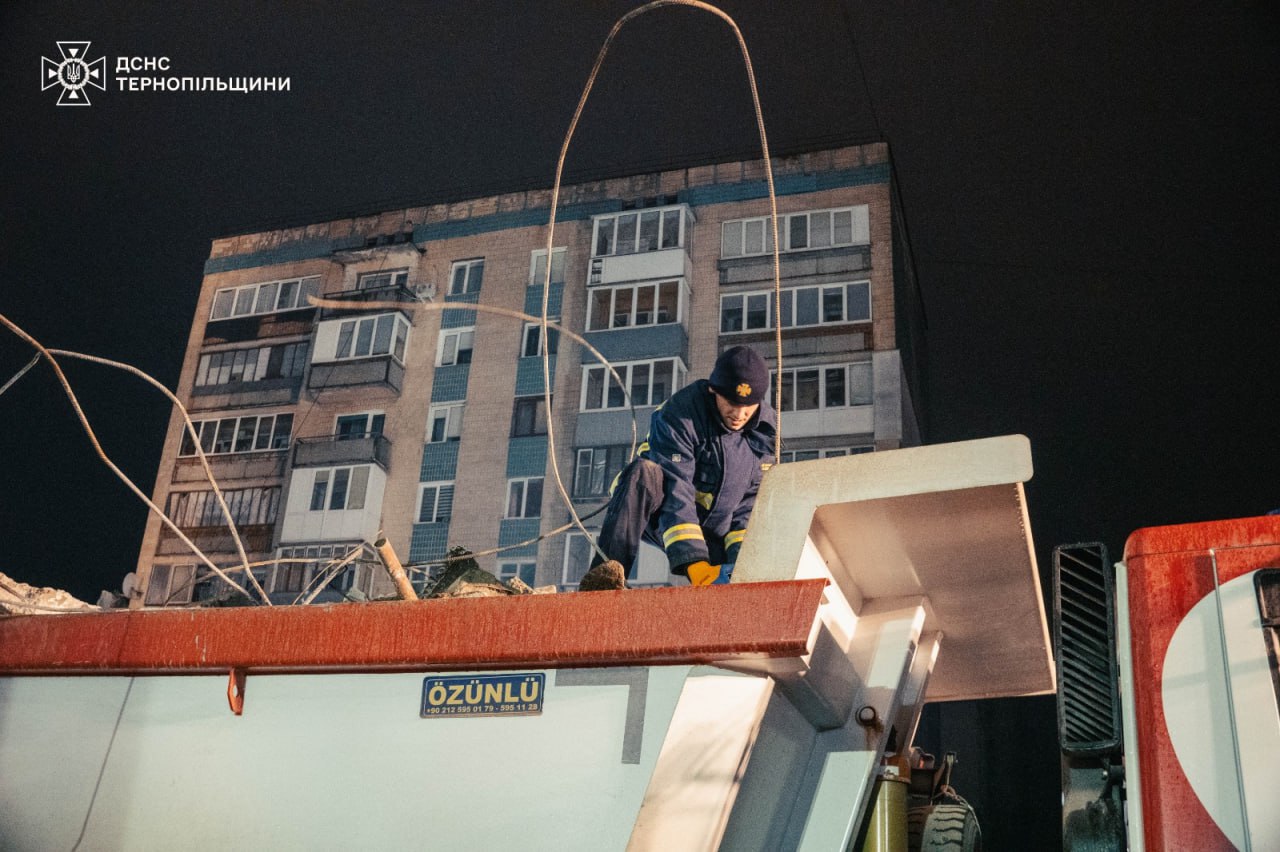 Тернопіль: під завалами знайшли тіло жінки, 7 осіб – досі зниклі безвісти - фото 5