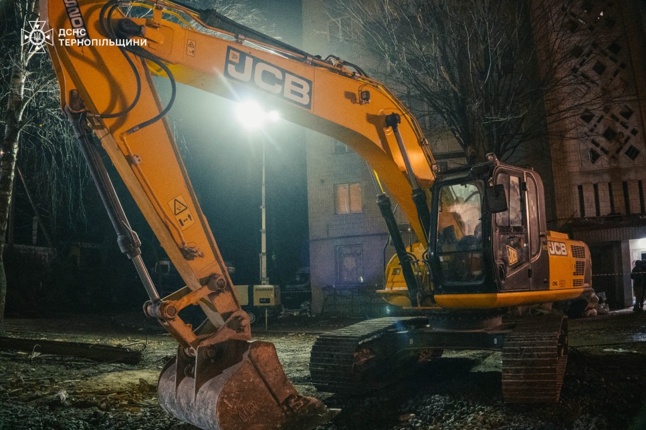 Тернопіль: під завалами знайшли тіло жінки, 7 осіб – досі зниклі безвісти - фото 4