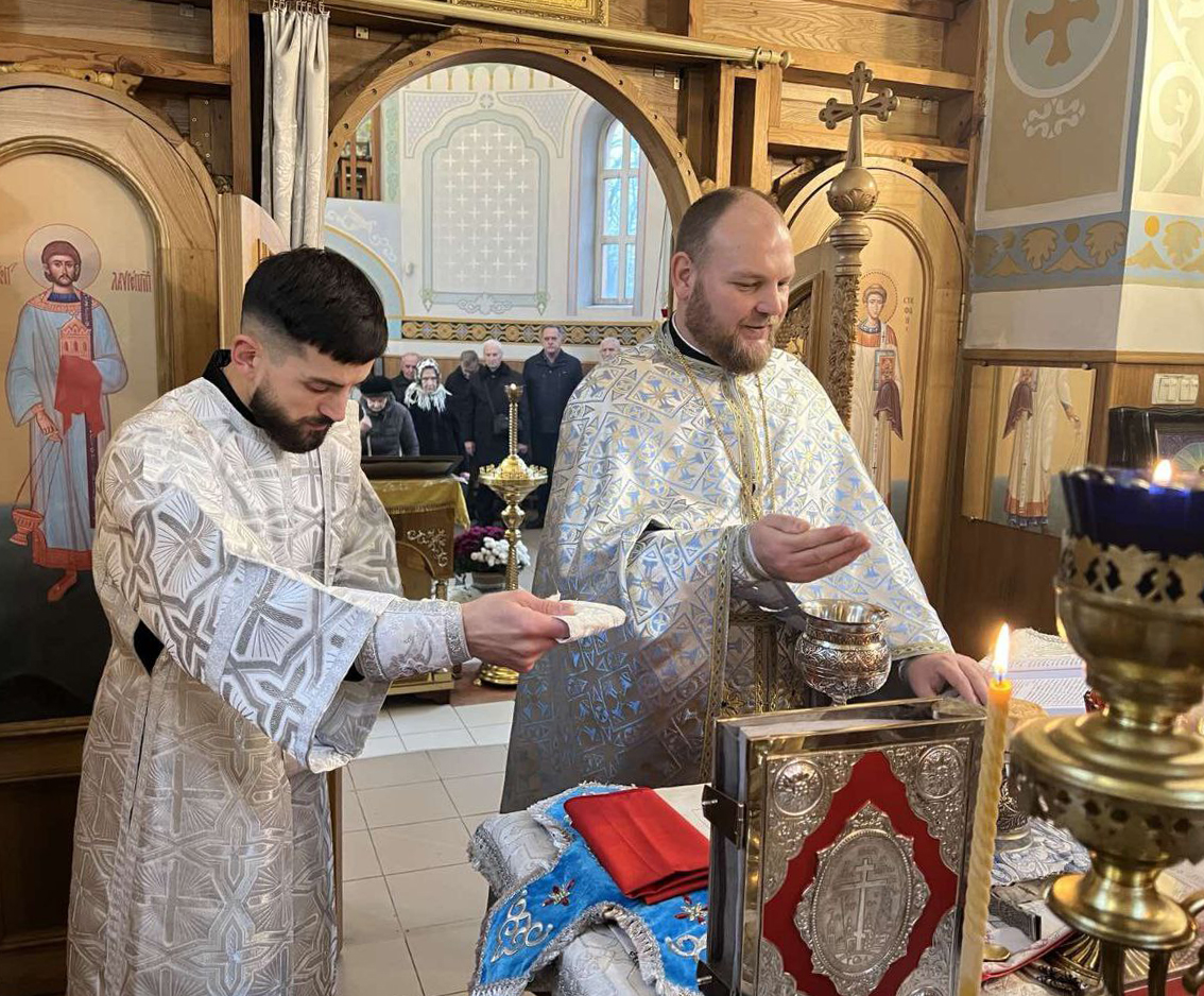 У храмі, який нещодавно вийшов з УПЦ в Черкасах, провели літургію українською