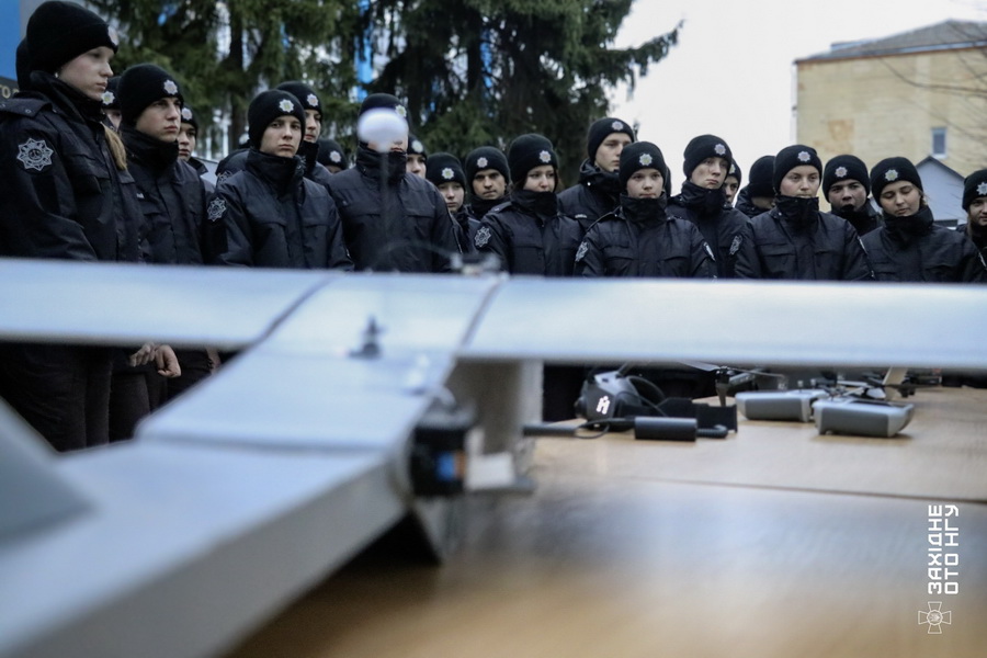 Вінницьким ліцеїстам показали, як працює підрозділ БПЛА «Кречет» - фото 3