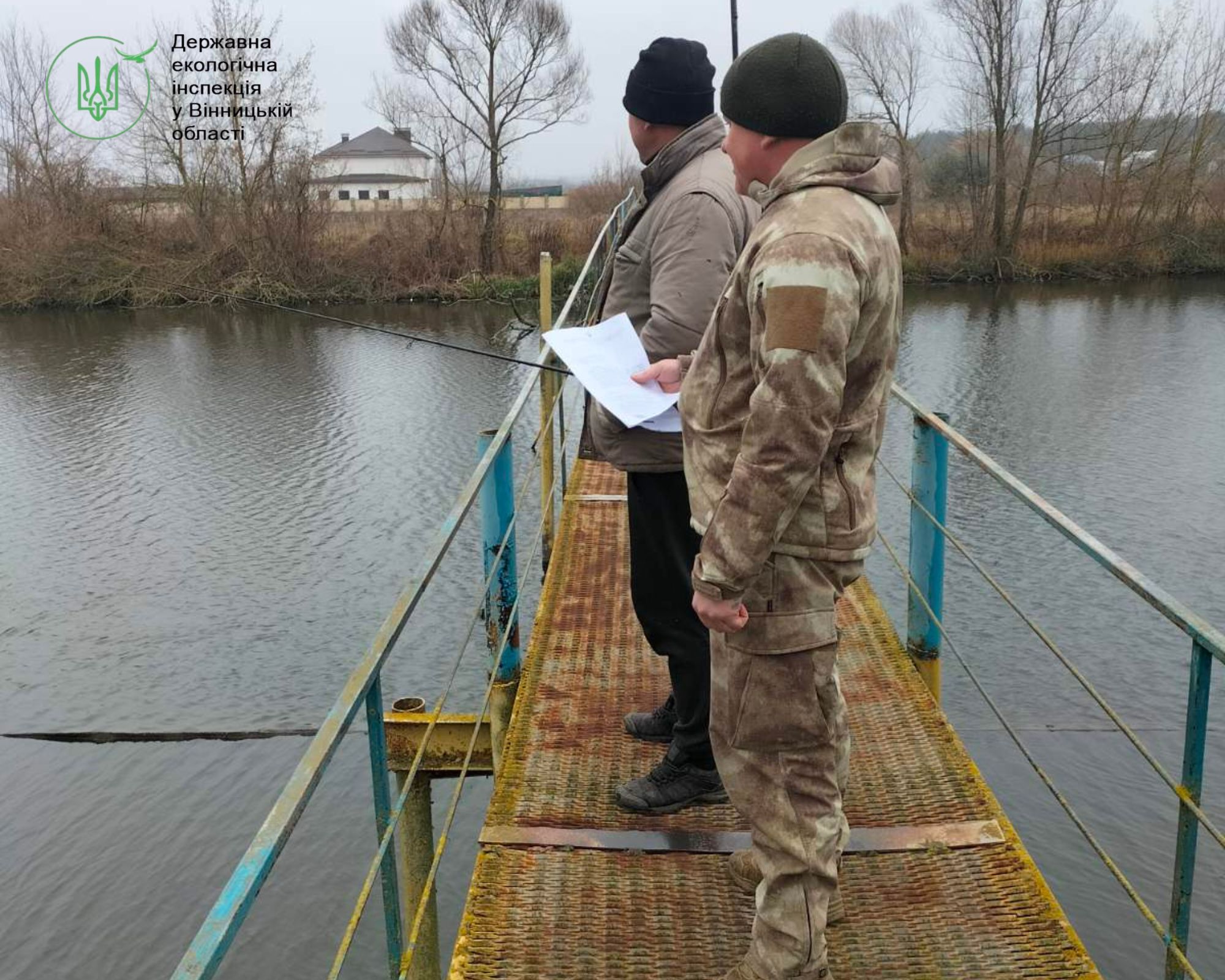 На Вінниччині оштрафували чоловіків, які ловили рибу у Південному Бузі - фото 2