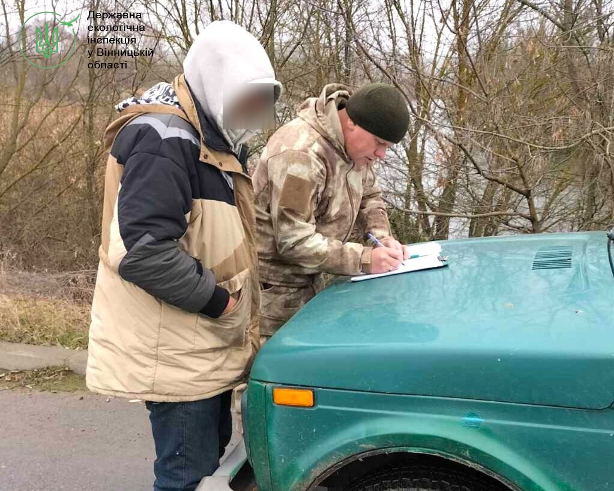 На Вінниччині оштрафували чоловіків, які ловили рибу у Південному Бузі