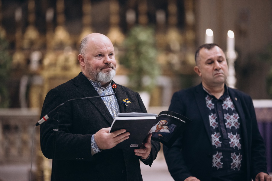 «Молитва за Україну»: у Римі відкрили виставку створену народним художником з Вінниччини