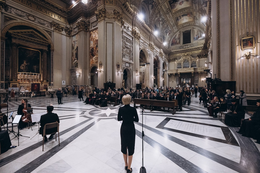 «Молитва за Україну»: у Римі відкрили виставку створену народним художником з Вінниччини - фото 10