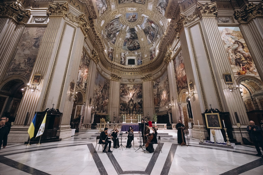 «Молитва за Україну»: у Римі відкрили виставку створену народним художником з Вінниччини - фото 11