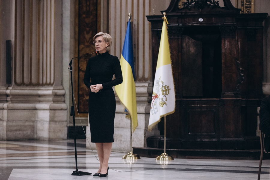 «Молитва за Україну»: у Римі відкрили виставку створену народним художником з Вінниччини - фото 6