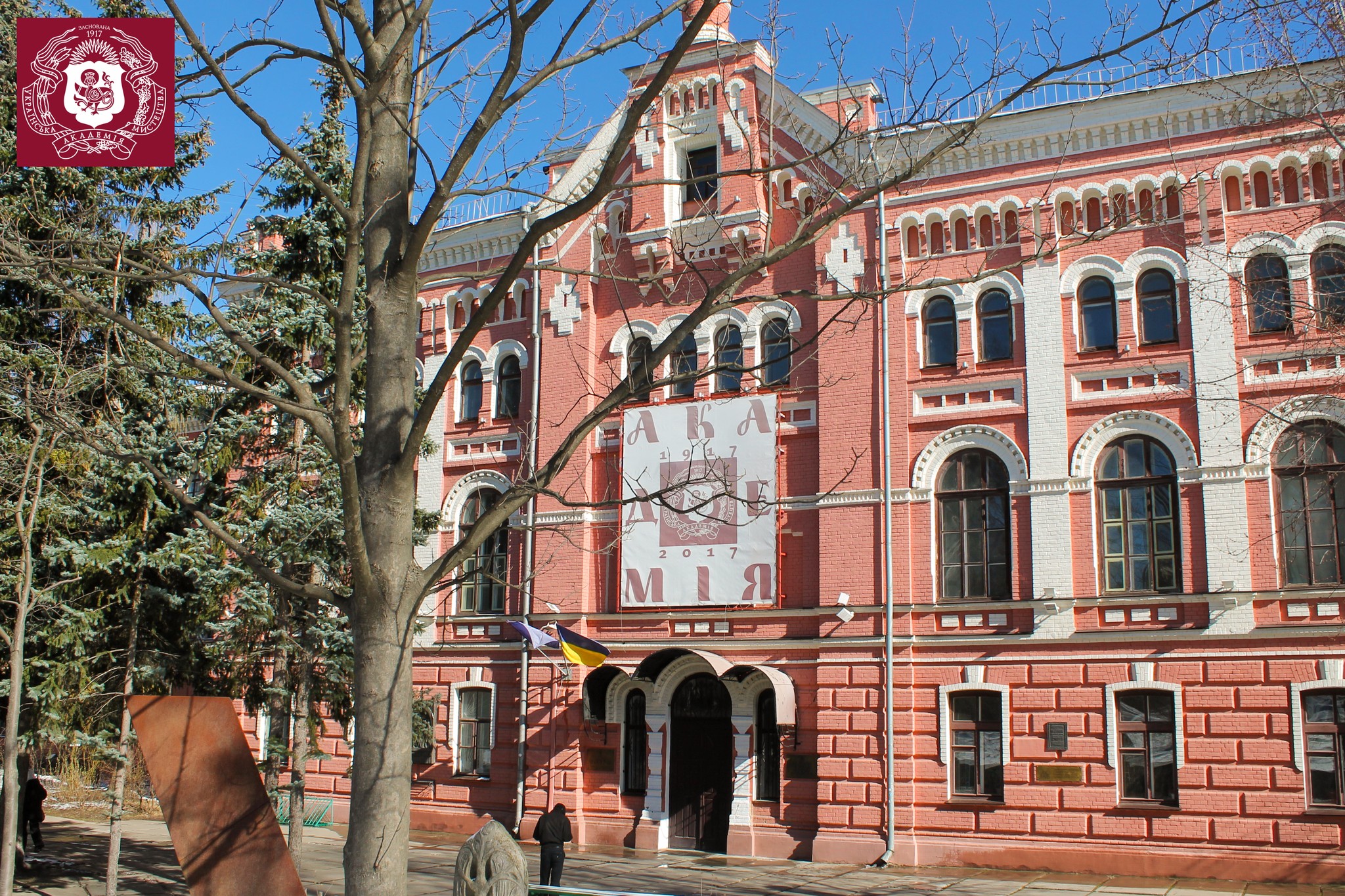 Студенти НАОМА відреставрували паркові скульптури для військового госпіталю - фото 2