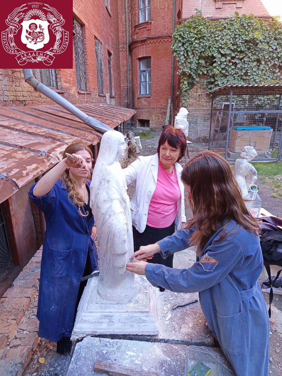 Студенти НАОМА відреставрували паркові скульптури для військового госпіталю - фото 4