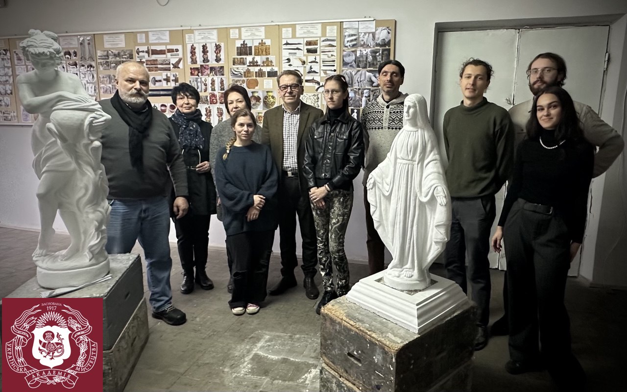 Студенти НАОМА відреставрували паркові скульптури для військового госпіталю - фото 5