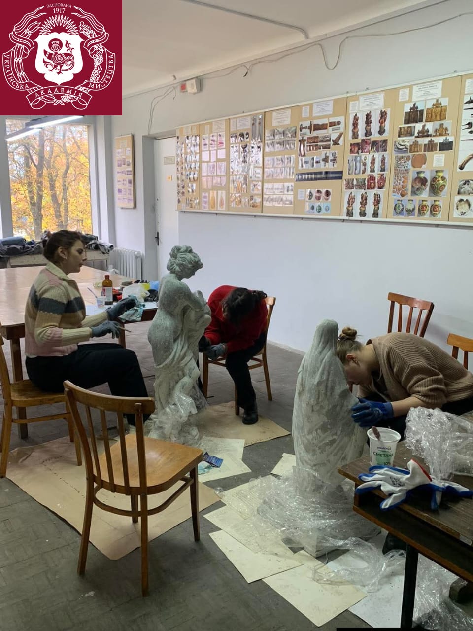 Студенти НАОМА відреставрували паркові скульптури для військового госпіталю