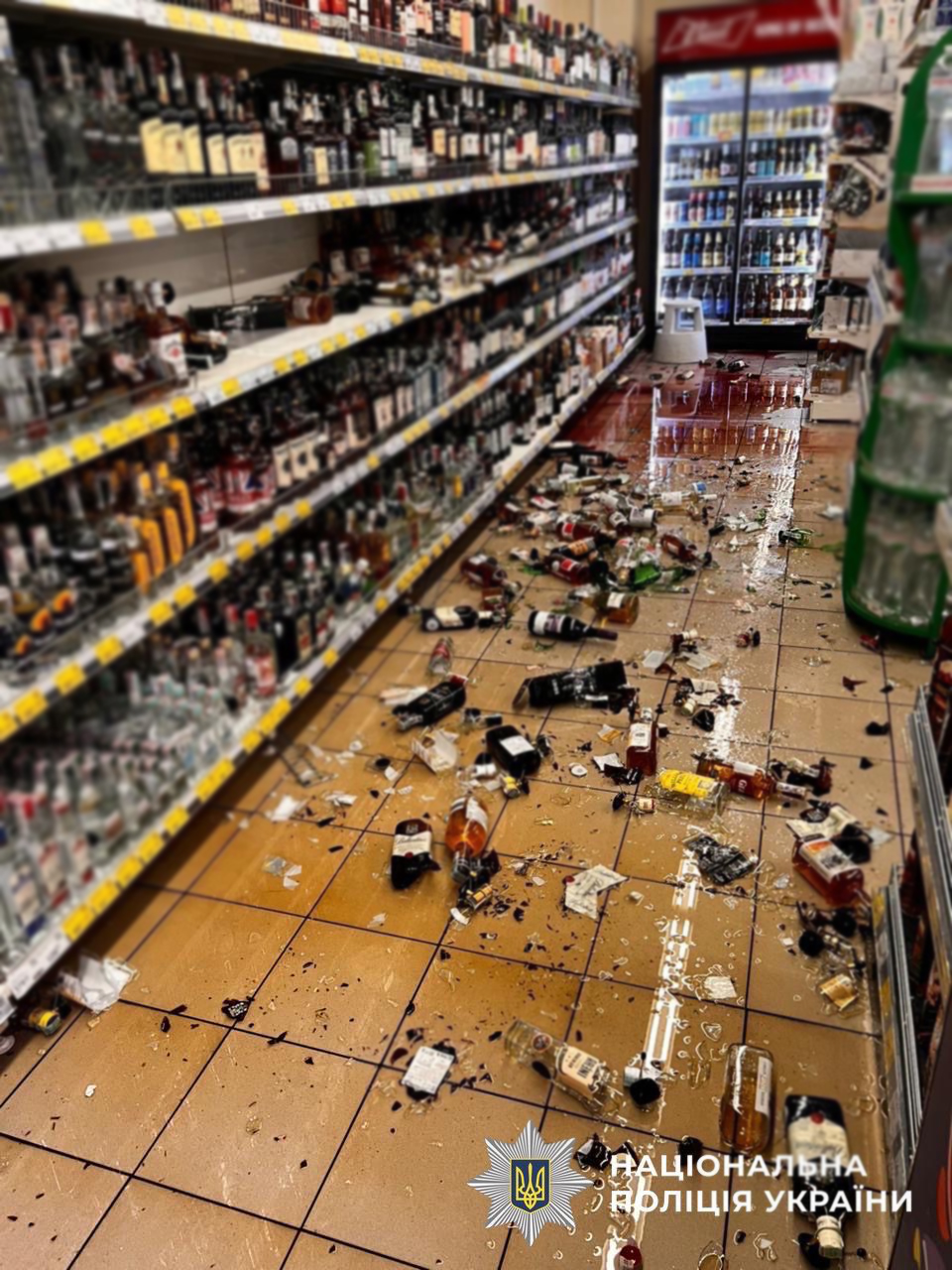 Нетверезий киянин розтрощив вітрину з алкоголем у столичному супермаркеті через зауваження
