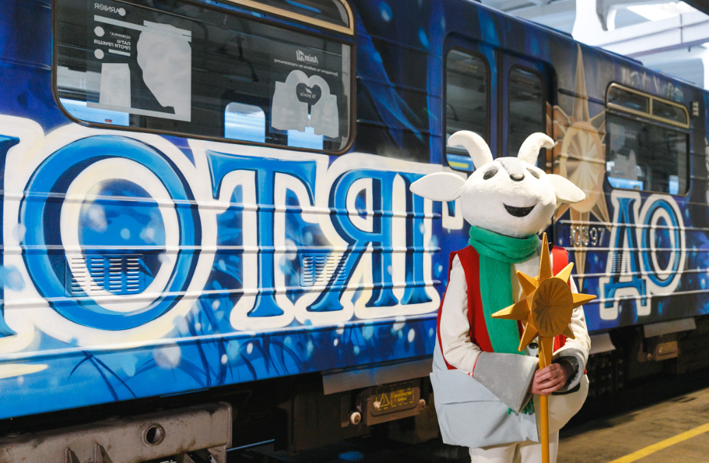 «Потяг до Різдва»: у київському метро з’явився святковий артпоїзд - фото 4