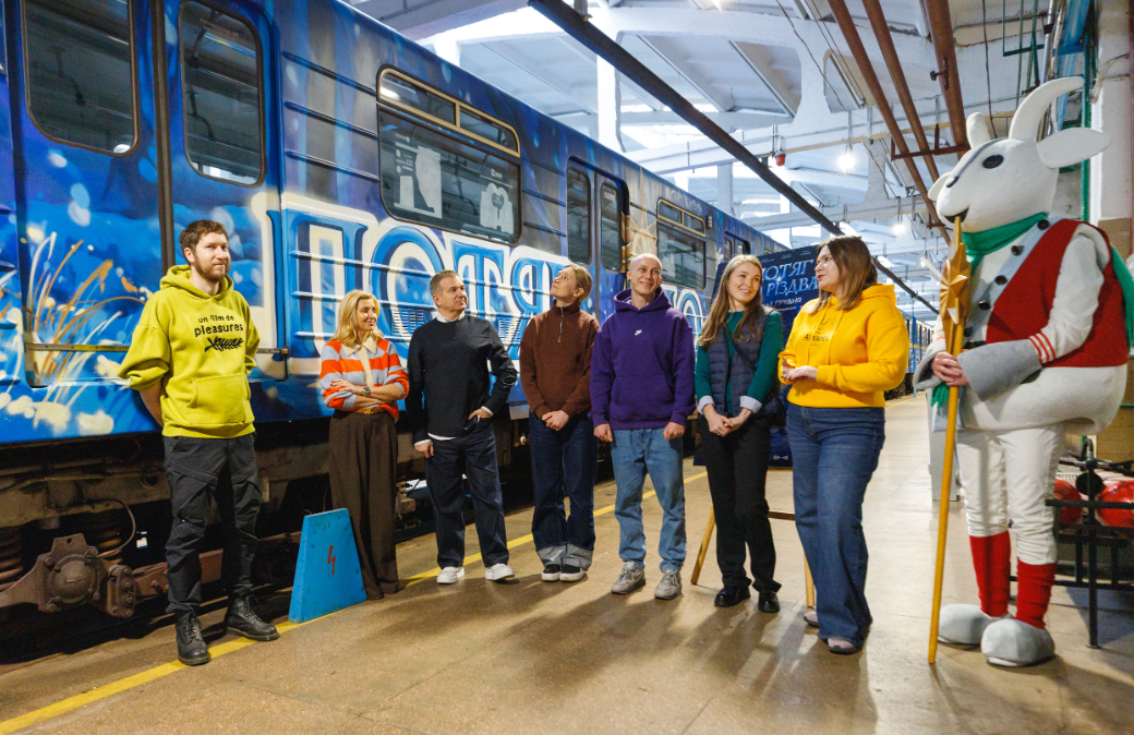 «Потяг до Різдва»: у київському метро з’явився святковий артпоїзд - фото 5
