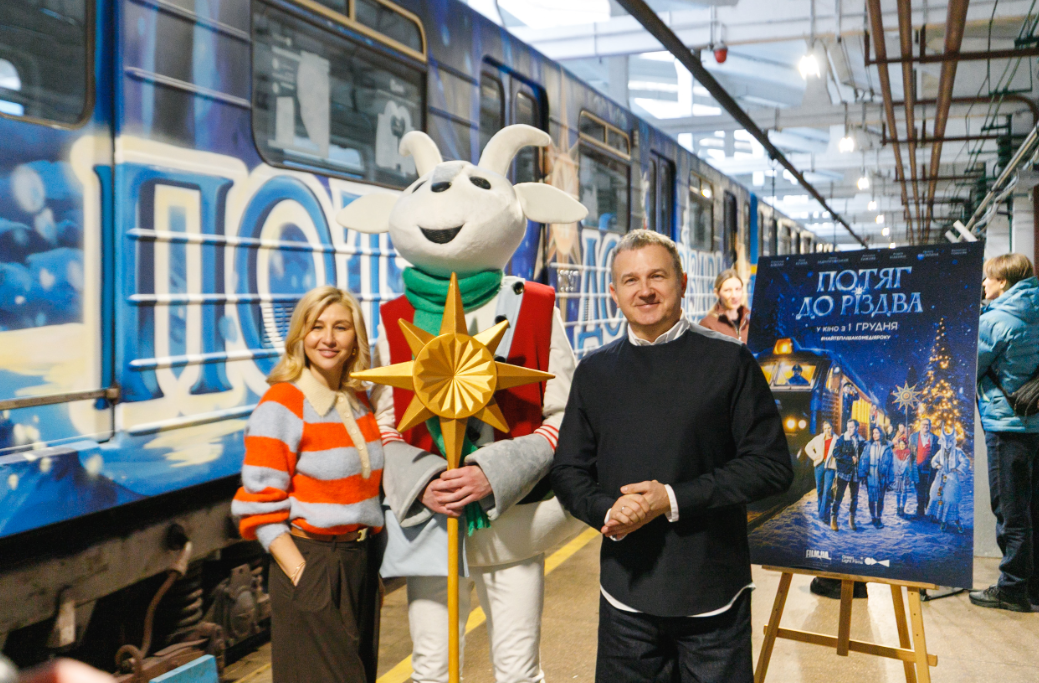 «Потяг до Різдва»: у київському метро з’явився святковий артпоїзд - фото 6