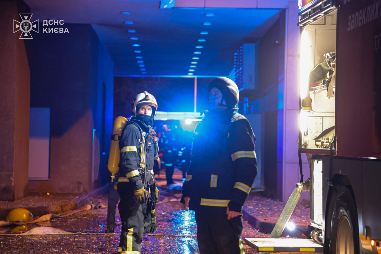 Зеленський: Основний російський удар уночі був по столиці та області - фото 4