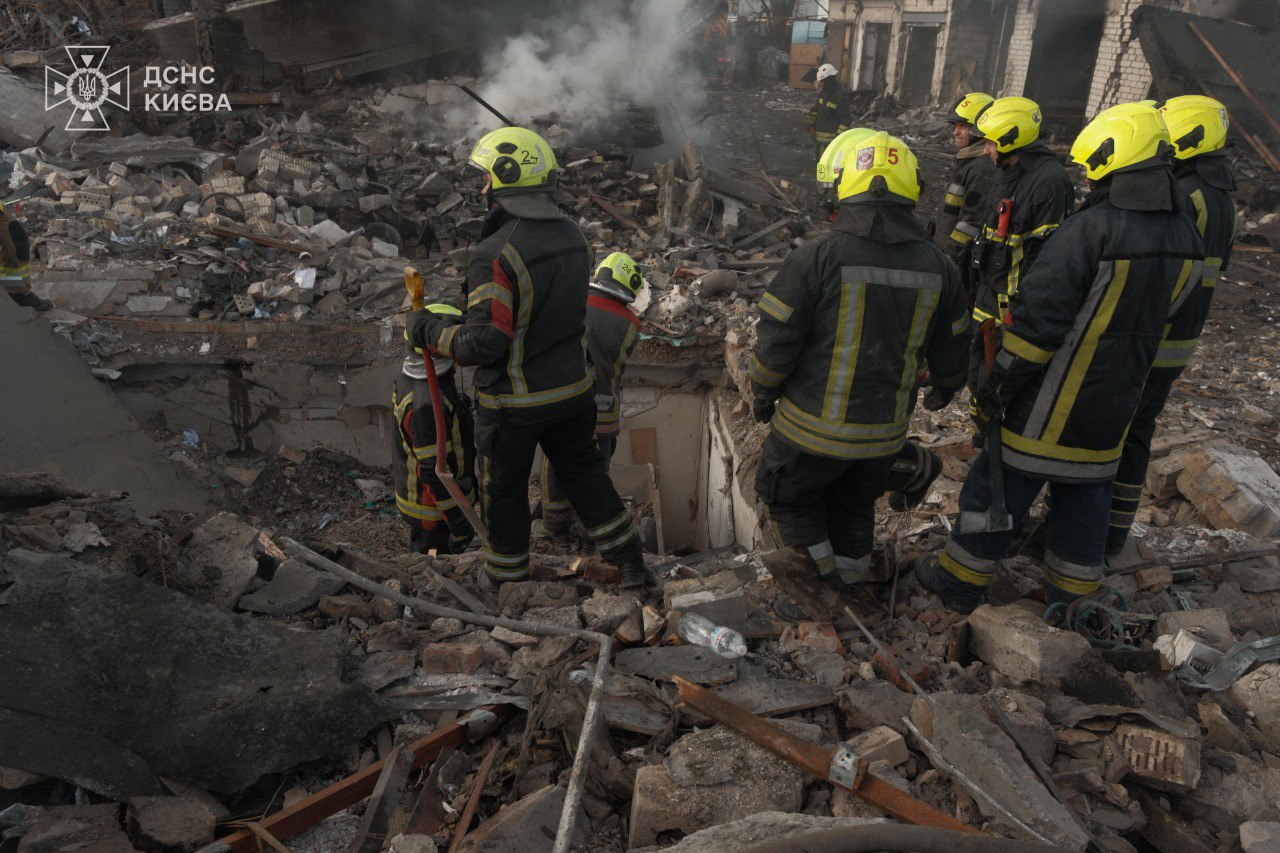 Київ після атаки РФ: фото - фото 7