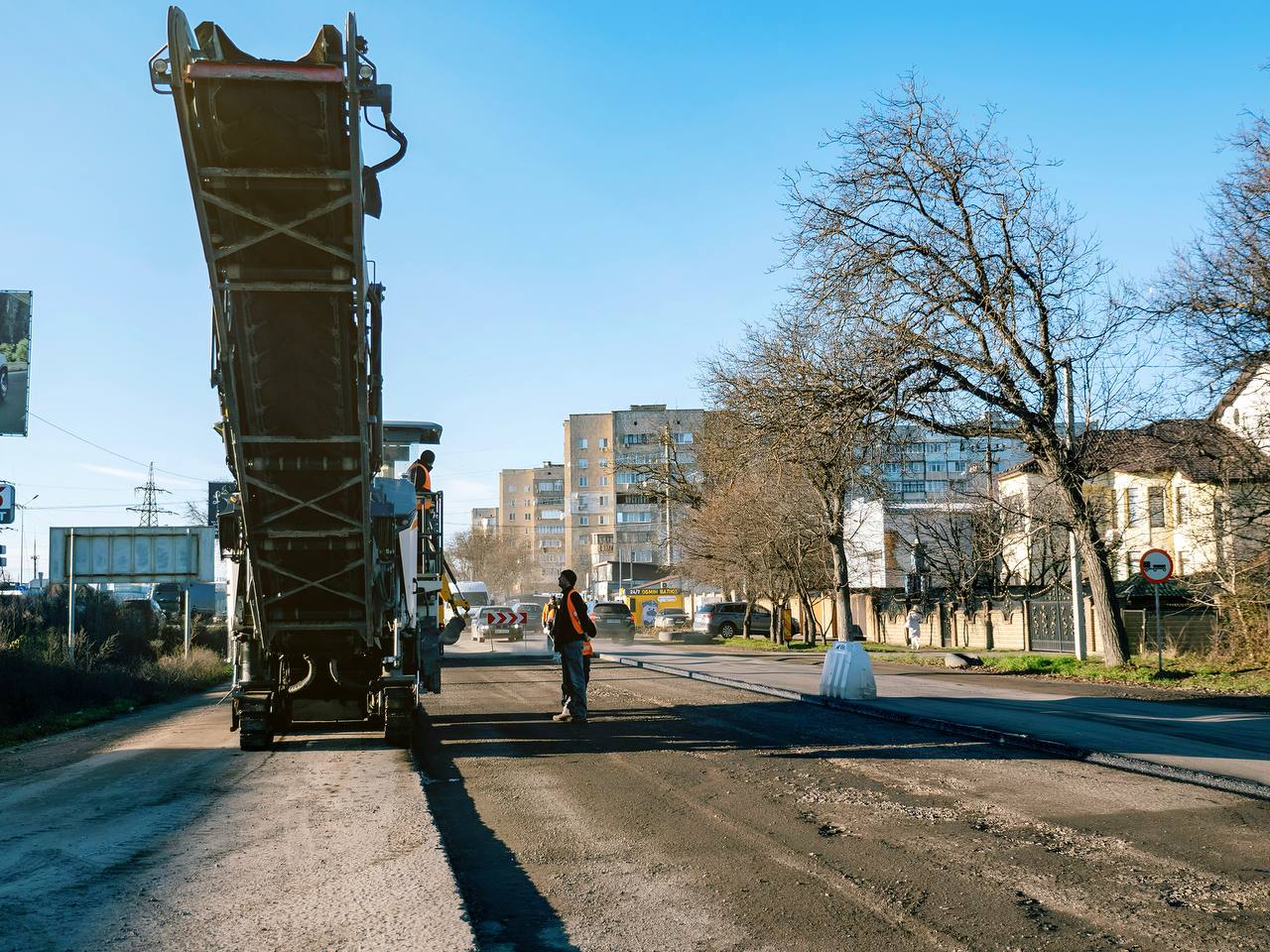 Ремонтують дорогу на під’їзді до Чернівців - фото 4