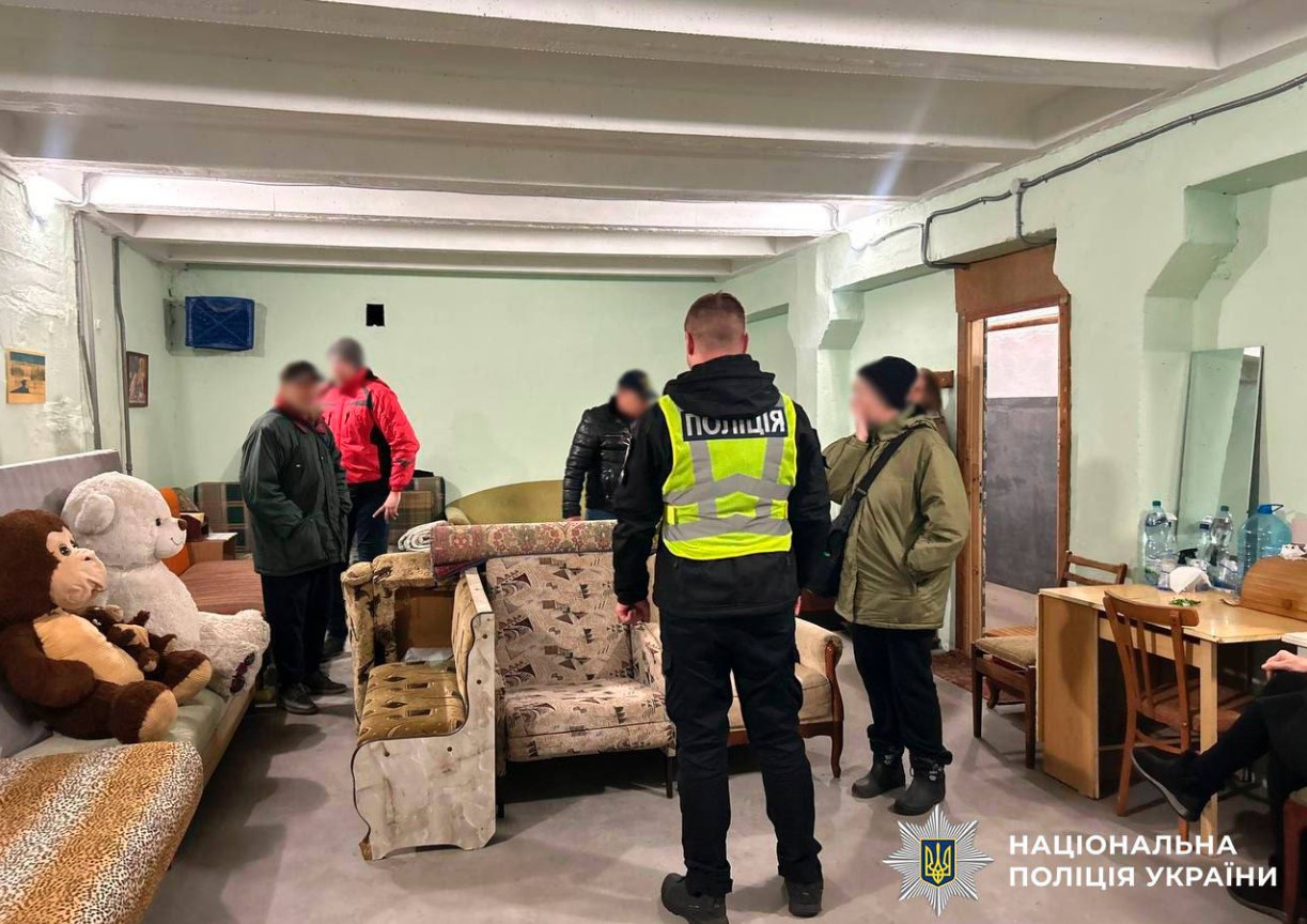 Скандал в укритті: склали адмінпротокол на пенсіонерку, яка не пустила в кімнату киянку з дитиною