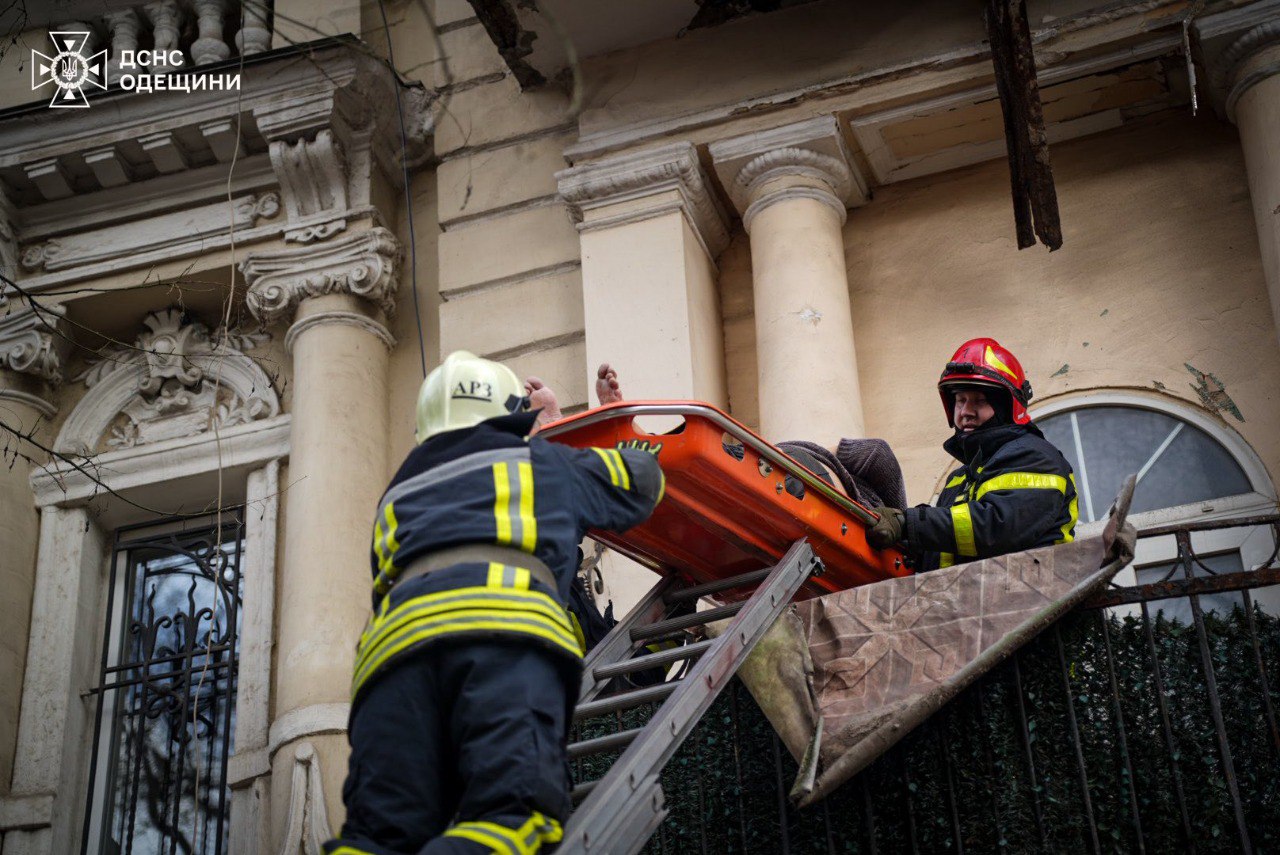 Балкон з двома жінками обвалився в центрі Одеси. Фото