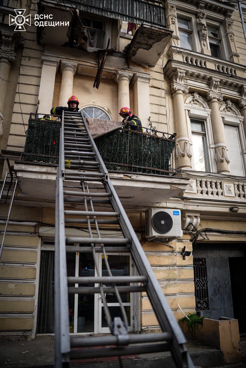Балкон з двома жінками обвалився в центрі Одеси. Фото - фото 3