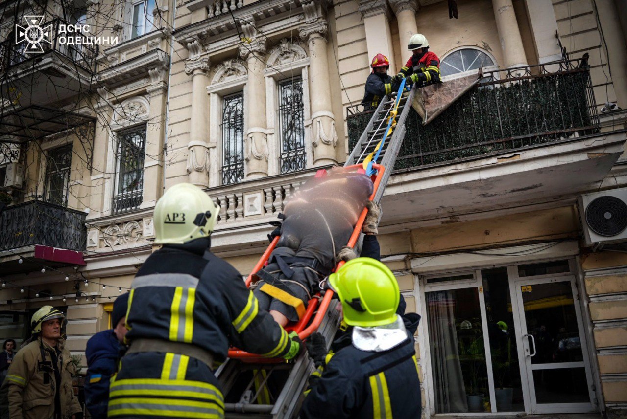 Балкон з двома жінками обвалився в центрі Одеси. Фото - фото 2