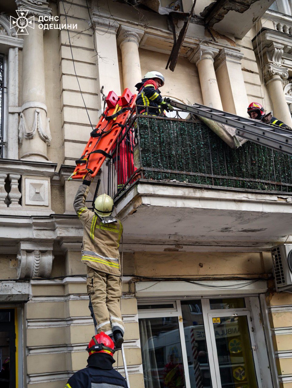 Балкон з двома жінками обвалився в центрі Одеси. Фото - фото 4