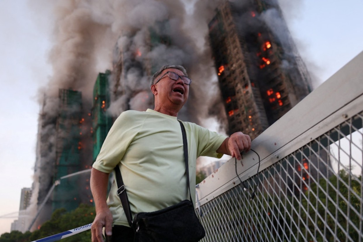 Масштабна пожежа охопила житловий комплекс у Гонконгу: є загиблі - фото 2