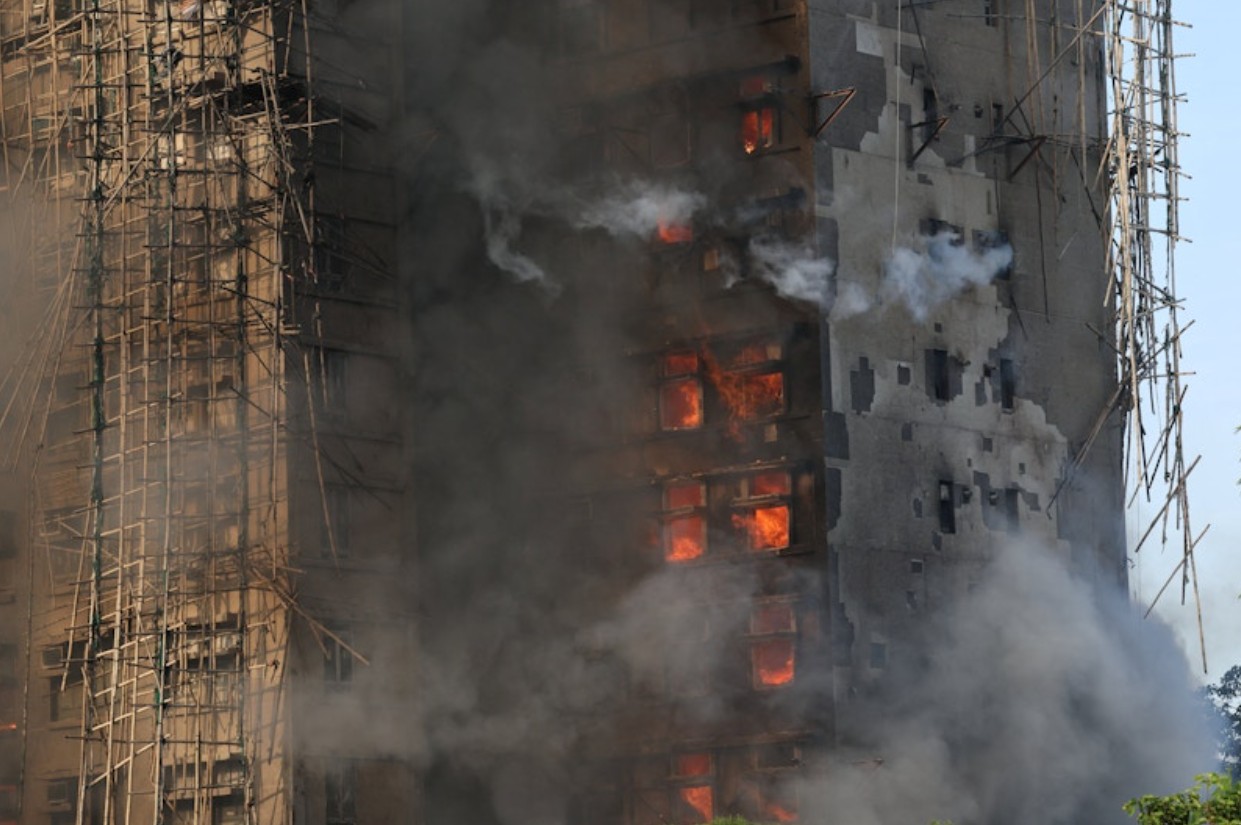 Масштабна пожежа охопила житловий комплекс у Гонконгу: є загиблі - фото 4