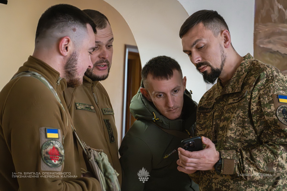 Пораненим бійцям вінницької бригади «Червона Калина» вручили державні нагороди - фото 2