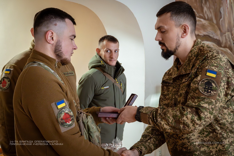 Пораненим бійцям вінницької бригади «Червона Калина» вручили державні нагороди - фото 3