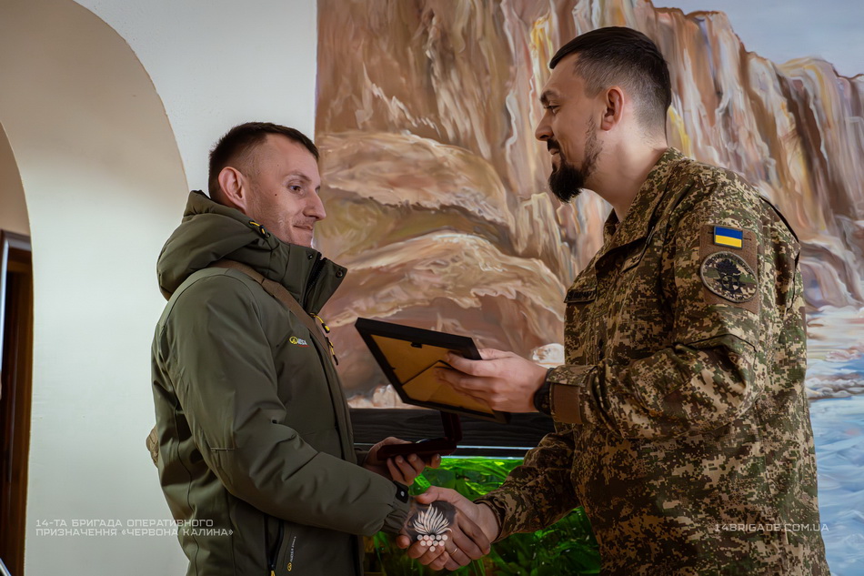 Пораненим бійцям вінницької бригади «Червона Калина» вручили державні нагороди - фото 5