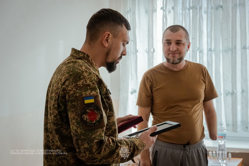 Пораненим бійцям вінницької бригади «Червона Калина» вручили державні нагороди - фото 6