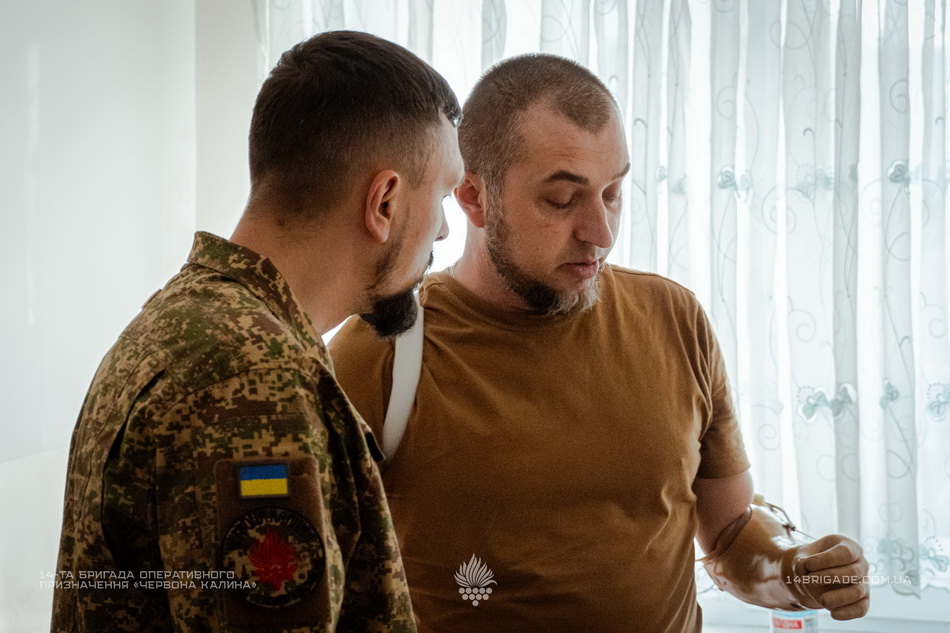 Пораненим бійцям вінницької бригади «Червона Калина» вручили державні нагороди - фото 7