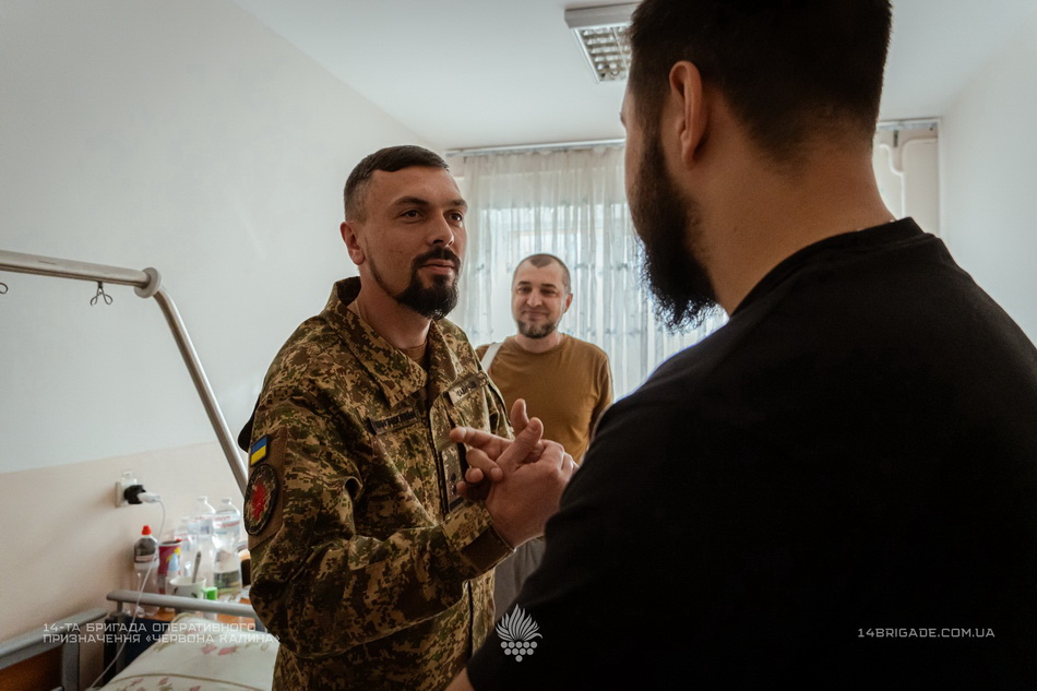 Пораненим бійцям вінницької бригади «Червона Калина» вручили державні нагороди - фото 8