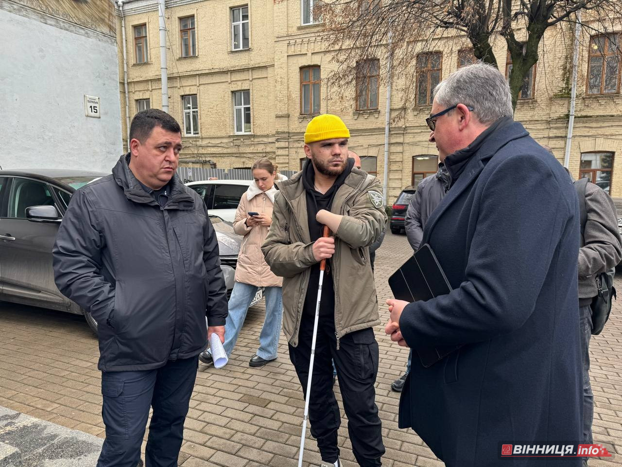 У Вінниці ветеран перевірив безбар’єрність маршруту в місті - фото 3