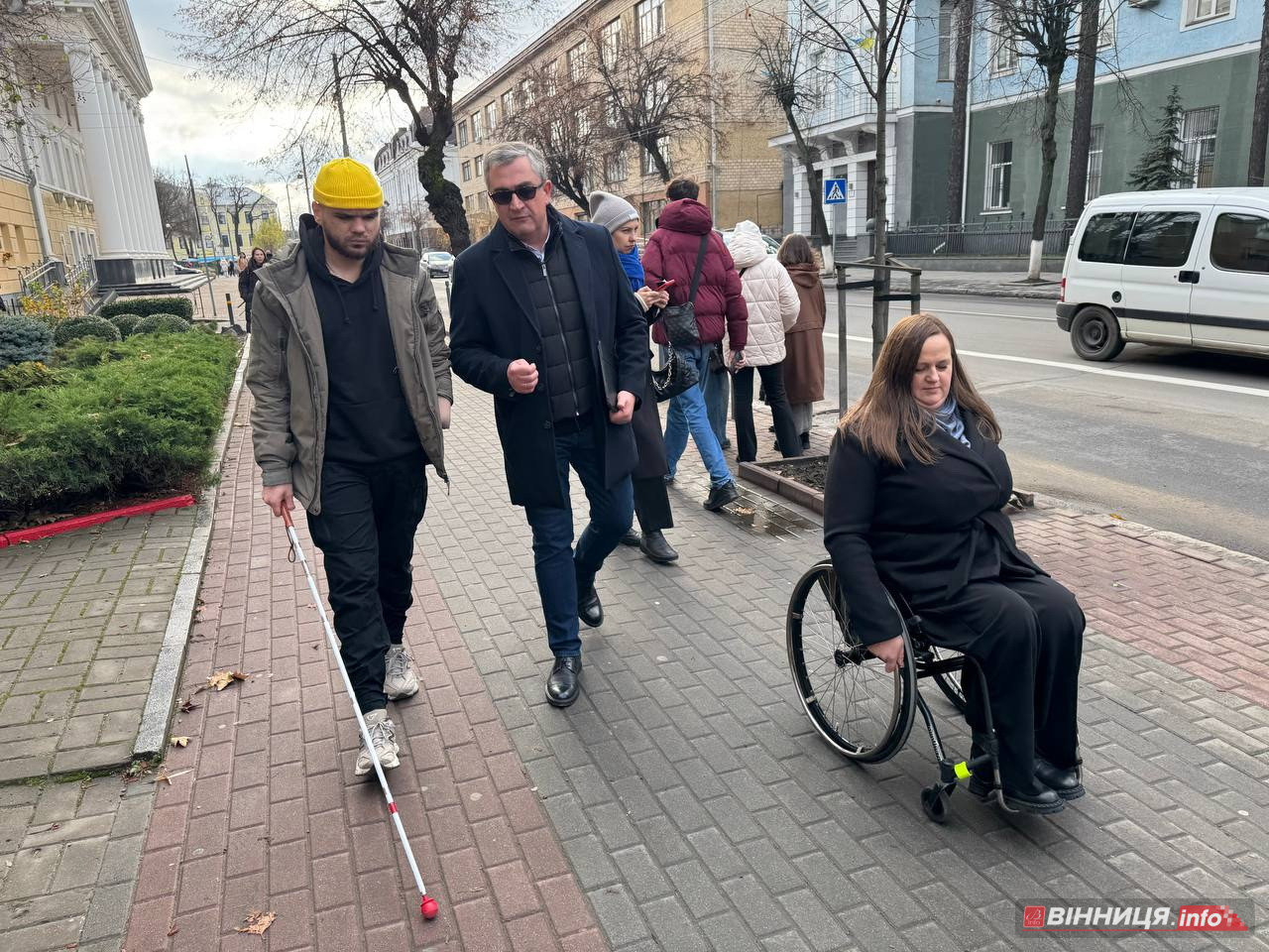 У Вінниці ветеран перевірив безбар’єрність маршруту в місті - фото 27