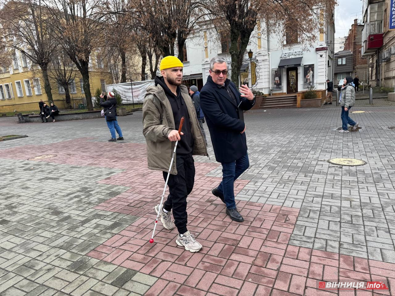 У Вінниці ветеран перевірив безбар’єрність маршруту в місті - фото 8