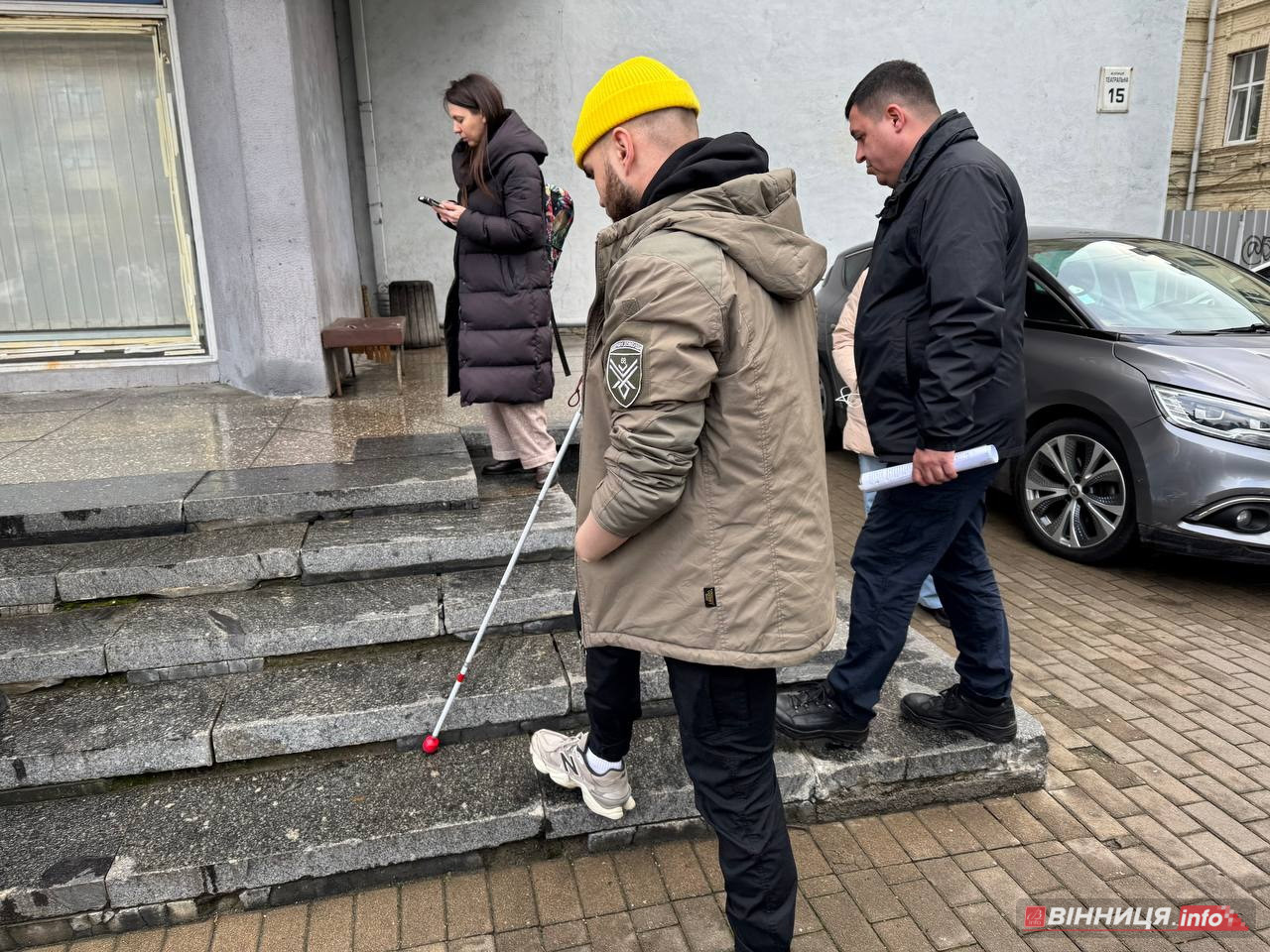 У Вінниці ветеран перевірив безбар’єрність маршруту в місті - фото 15