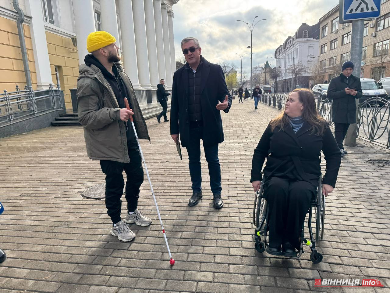 У Вінниці ветеран перевірив безбар’єрність маршруту в місті - фото 26