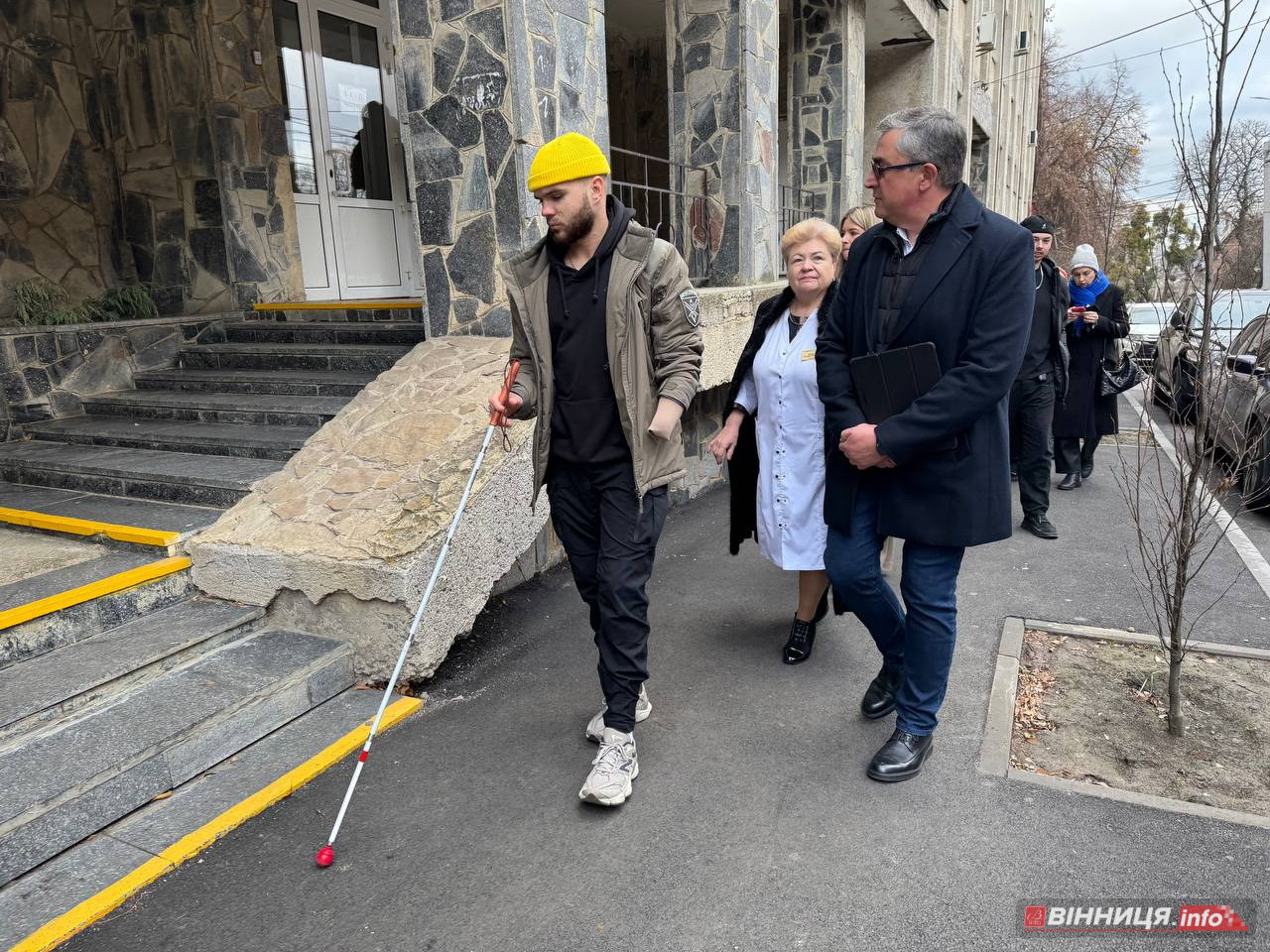 У Вінниці ветеран перевірив безбар’єрність маршруту в місті - фото 41