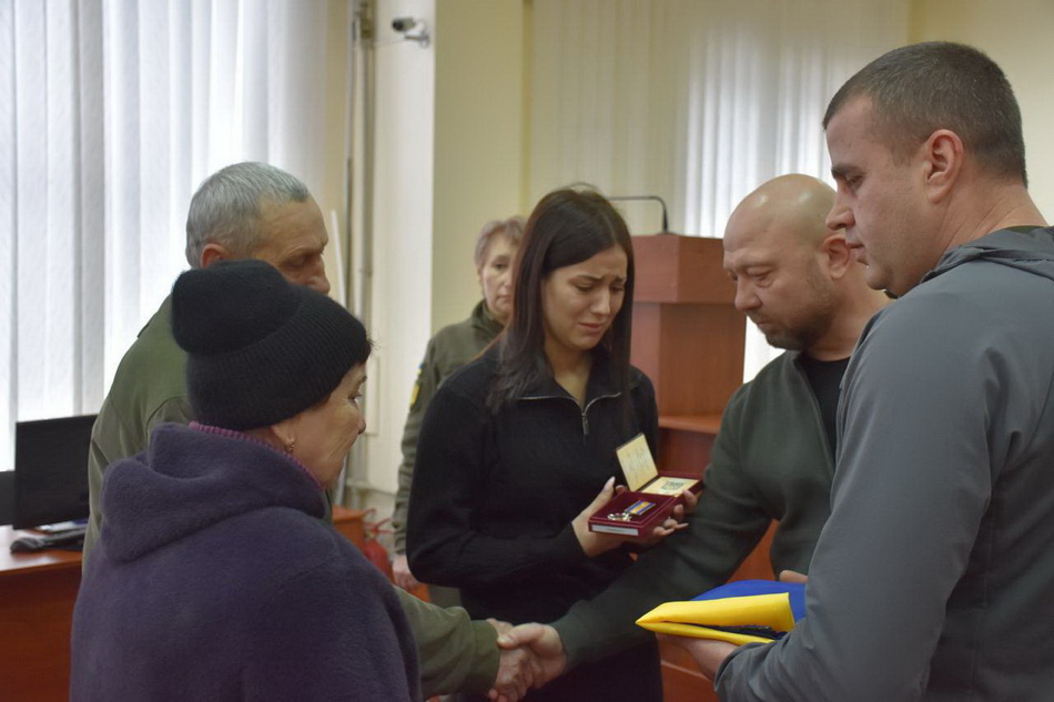 У Вінницькому районі передали нагороди родинам 18 загиблих героїв - фото 3