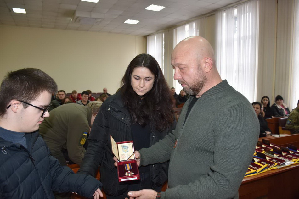 У Вінницькому районі передали нагороди родинам 18 загиблих героїв - фото 8