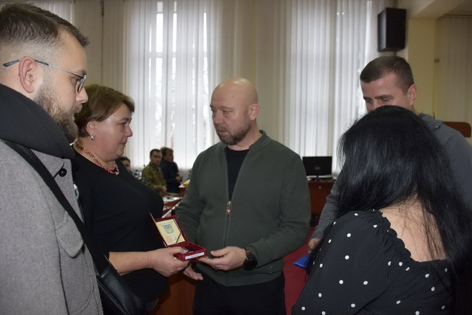 У Вінницькому районі передали нагороди родинам 18 загиблих героїв - фото 10