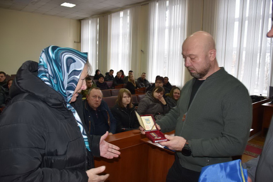 У Вінницькому районі передали нагороди родинам 18 загиблих героїв - фото 12