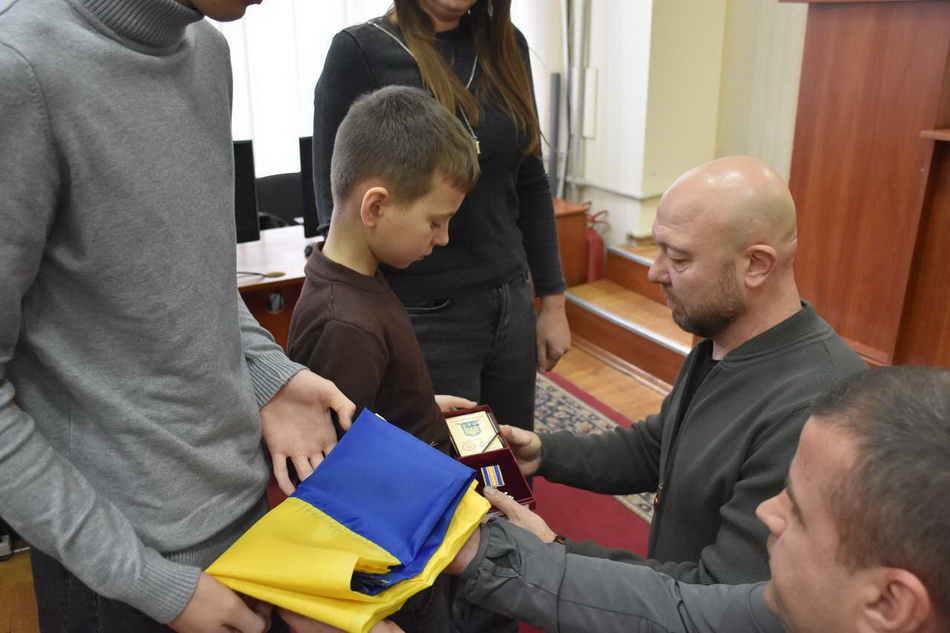 У Вінницькому районі передали нагороди родинам 18 загиблих героїв - фото 13