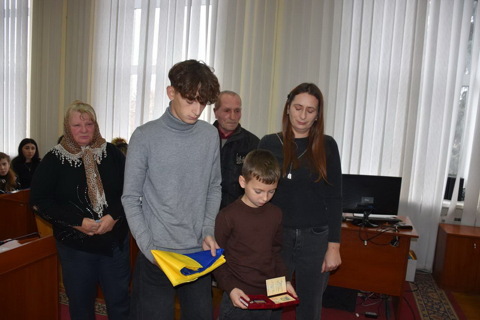 У Вінницькому районі передали нагороди родинам 18 загиблих героїв - фото 14